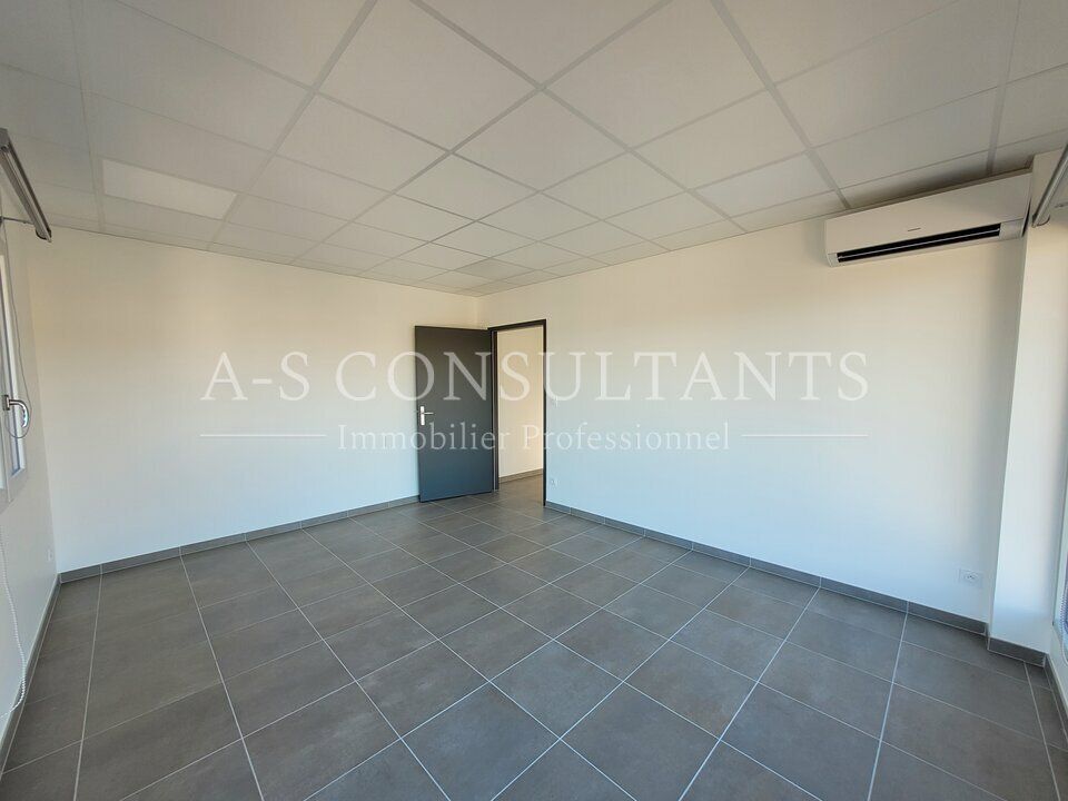 CHANAS (38150) à vendre locaux professionnels de 91 m² situés sur un axe très passant avec stationnements privatifs.