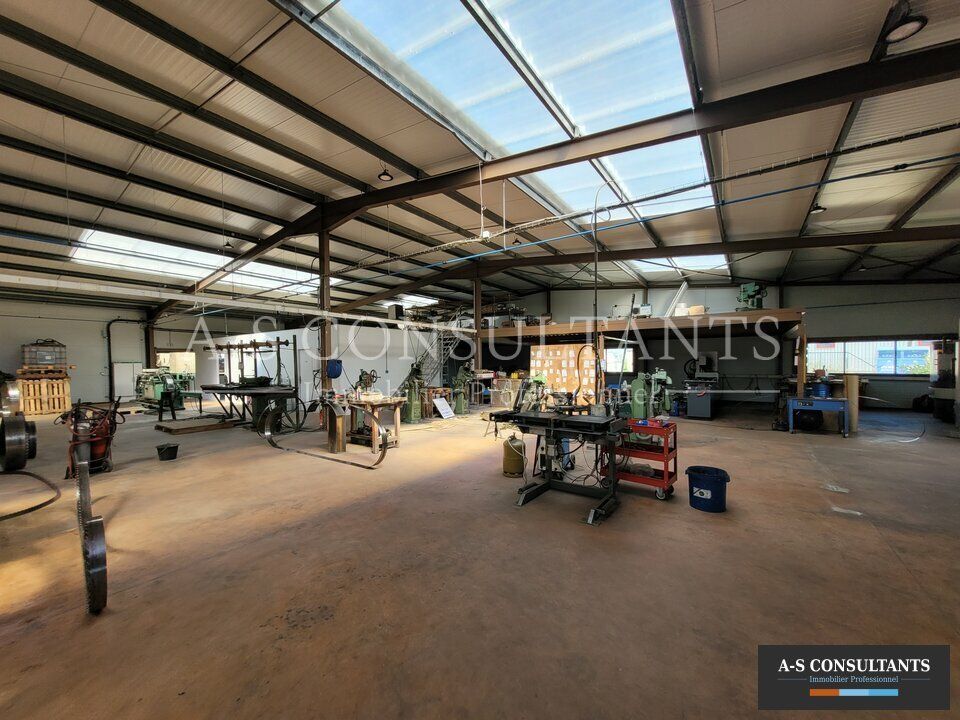 LA COTE SAINT ANDRE (38260) à louer local d'activité de 918 m² implanté dans une zone d'activité facile d'accès équipe de bureaux stockage et une mezzanine stationnement devant le bâtiment