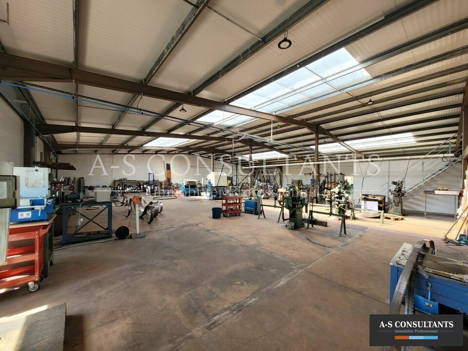 LA COTE SAINT ANDRE (38260) à vendre local d'activité de 918 m² implanté dans une zone d'activité facile d'accès équipe de bureaux stockage et une mezzanine stationnement devant le bâtiment