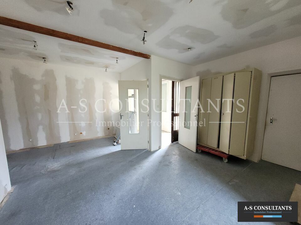 LE MOTTIER (38260) à vendre local de 200 m² situé proche des axes avec stationnements privatifs.