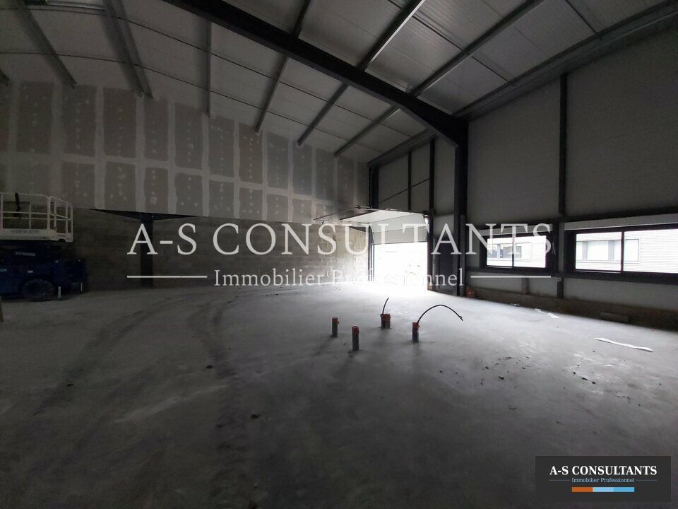 (38300) NIVOLAS VERMEILLE à louer local d'activité ou entrepôt de 200 m² avec stationnement privatifs situé porche des axes.