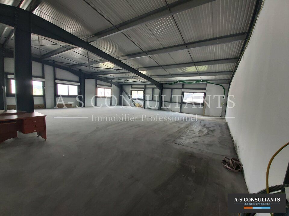 NIVOLAS VERMEILLE(38300) à louer plateau de bureaux de 280 m² avec stationnement situé proche des axes.