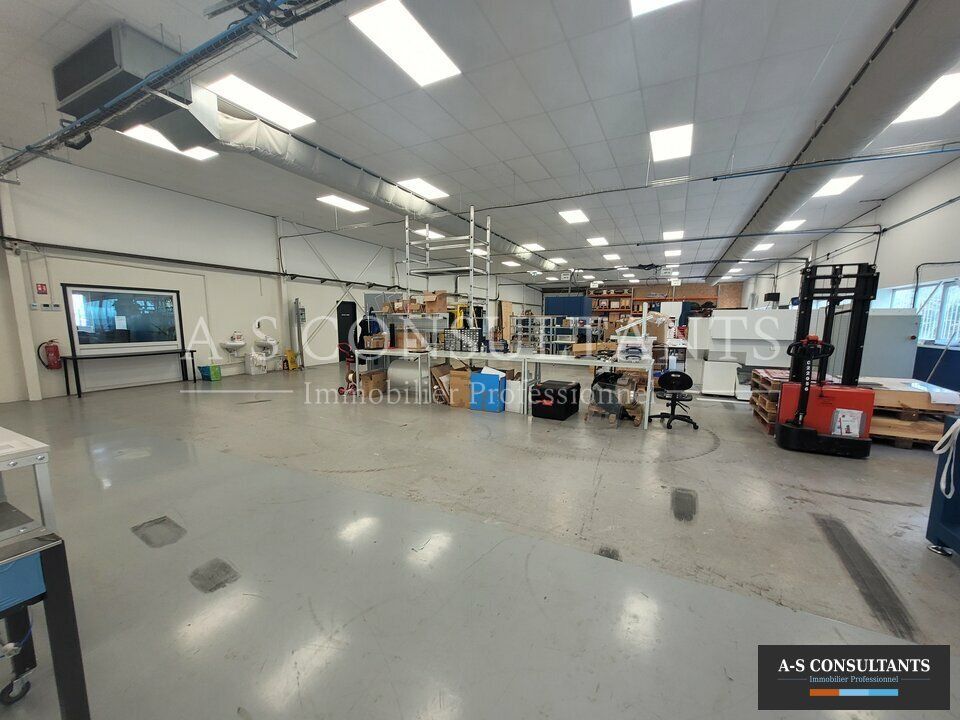 RENAGE (38140) à vendre local d'activité de 780 m² avec stationnements privatifs situé proche des axes de circulation.