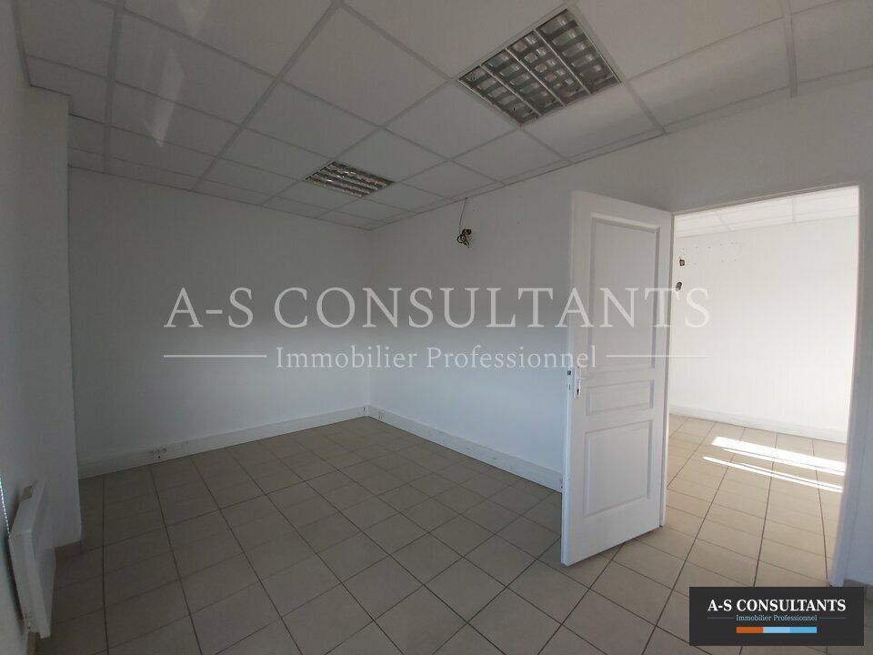 SALAISE SUR SANNE (38150) à louer bureaux de 75 m² au 1er étage stationnement devant le bâtiment accès par la N7 autoroute à proximité