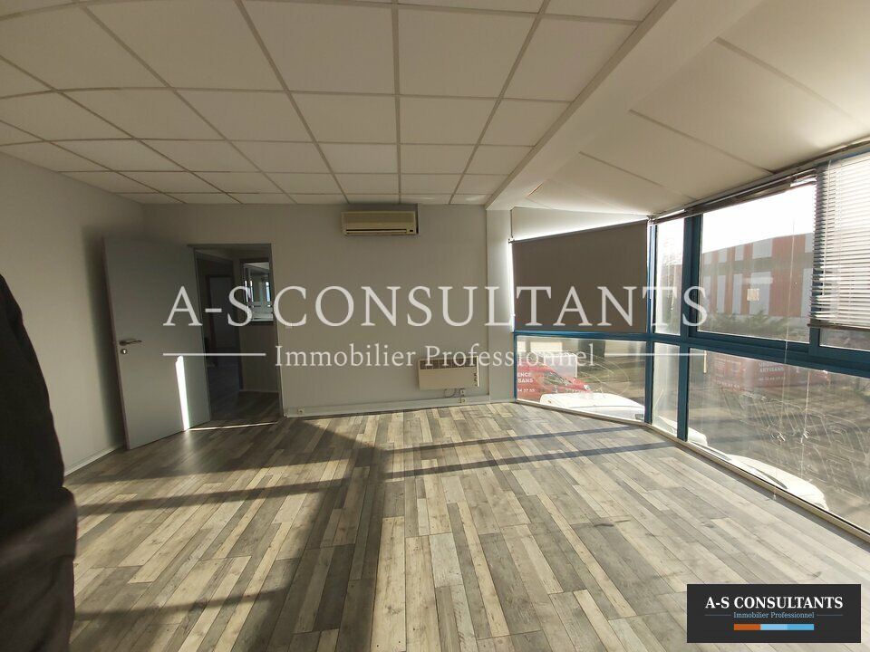 CHASSIEU (69680) à louer bureaux de 290 m² situe sur un axe passant parking privatif devant le bâtiment.