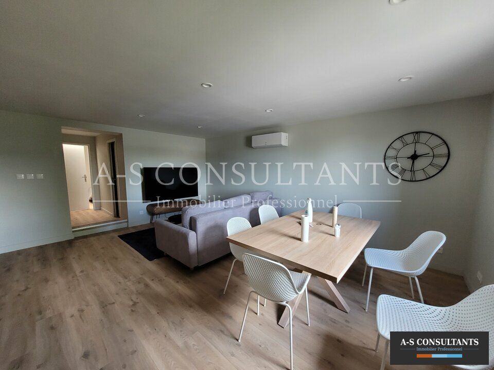 SAINT PRIEST (69800) à vendre parts sociales de SCI de locaux de 560 m² occupés avec stationnements privatifs situé proches des axes.