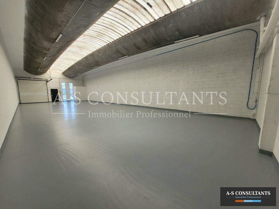SAINT PRIEST (69800) à louer local de stockage de 205 m² avec stationnements privatifs situé proche des axes de circulation.
