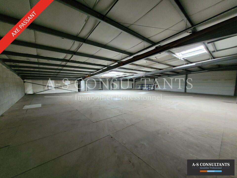 TOUSSIEU (69780) à louer local de 697 m² dont 187 m² de bureaux situé proche des grands axes avec stationnements privatifs.