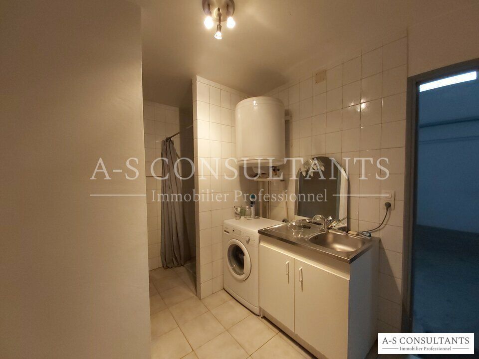 TOUSSIEU (69780) à louer local d'activité de 330 m² avec bureaux et mezzanine situé proche des axes nombreuses stationnements devant le bâtiment.