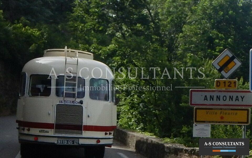 ANNONAY (07100) à vendre local d'activité de 1 463 m² situé sur un axe passant avec stationnements devant le bâtiment.
