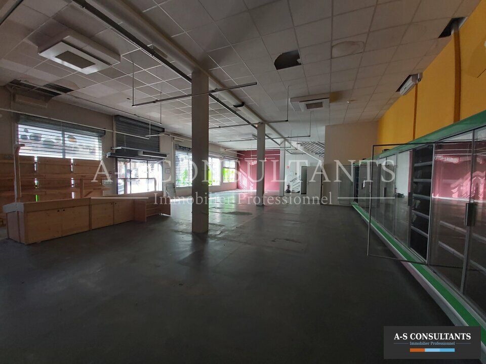 ANNONAY (07100) à vendre local commercial de 400 m² sur 2 niveaux situé dans le centre ville facile d'accès sur un axe très passant avec stationnements devant le bâtiment et à l'arrière.