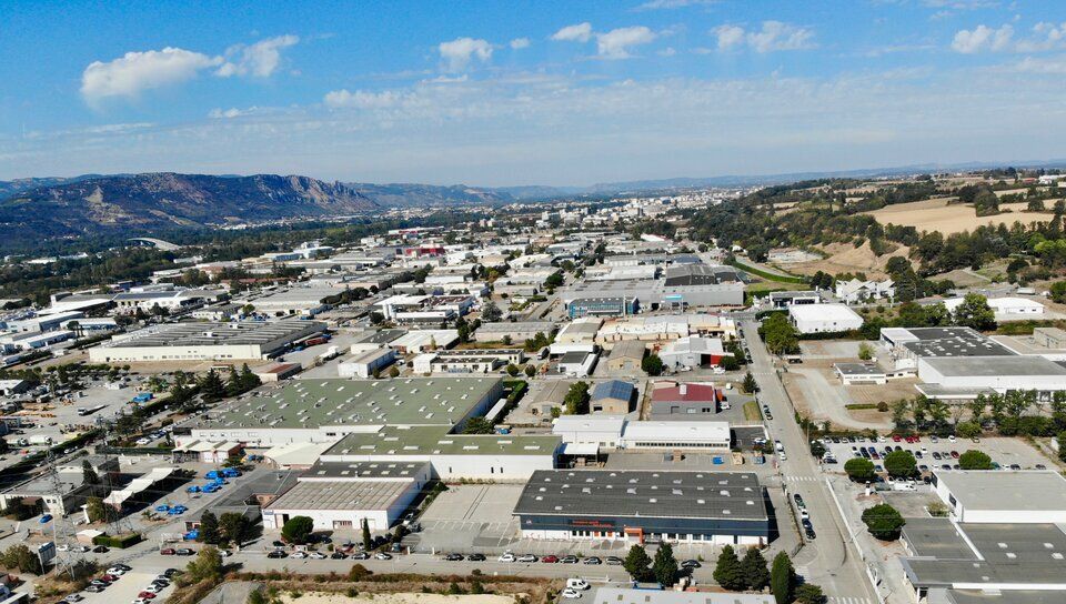 Location local d''activites 11604 m² divisibles à partir de 5802 m²