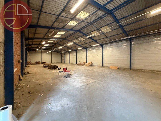 Vente local 1628 m² à LESPINASSE