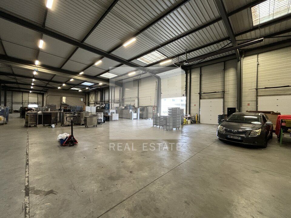 À Louer : Local d'Activités de 3 327 m² à Meyzieu - Parfaitement Équipé pour Votre Activité