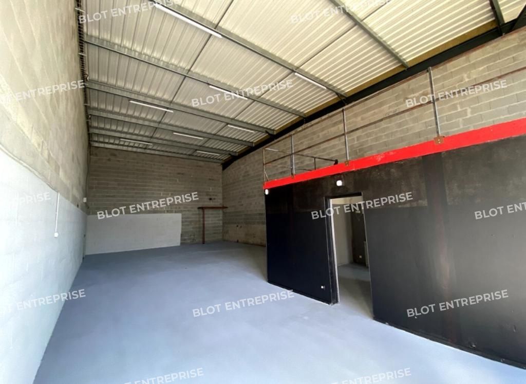 Location entrepôts 151 m² non divisibles