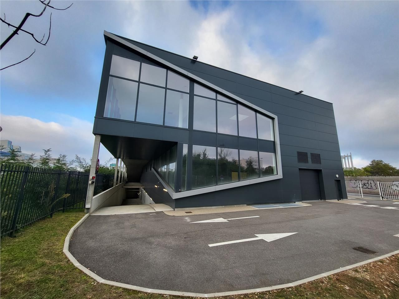 Location local 3753 m² à Vénissieux