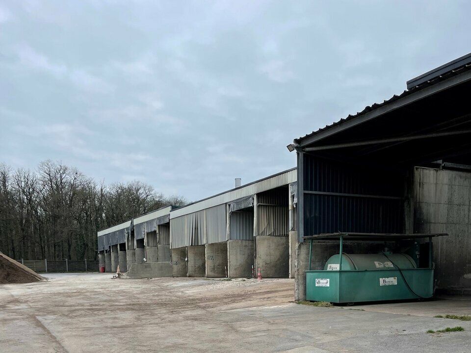 CHANÇAY ENTREPOT A VENDRE 5 500 M² TERRAIN CLOS ET BUREAUX