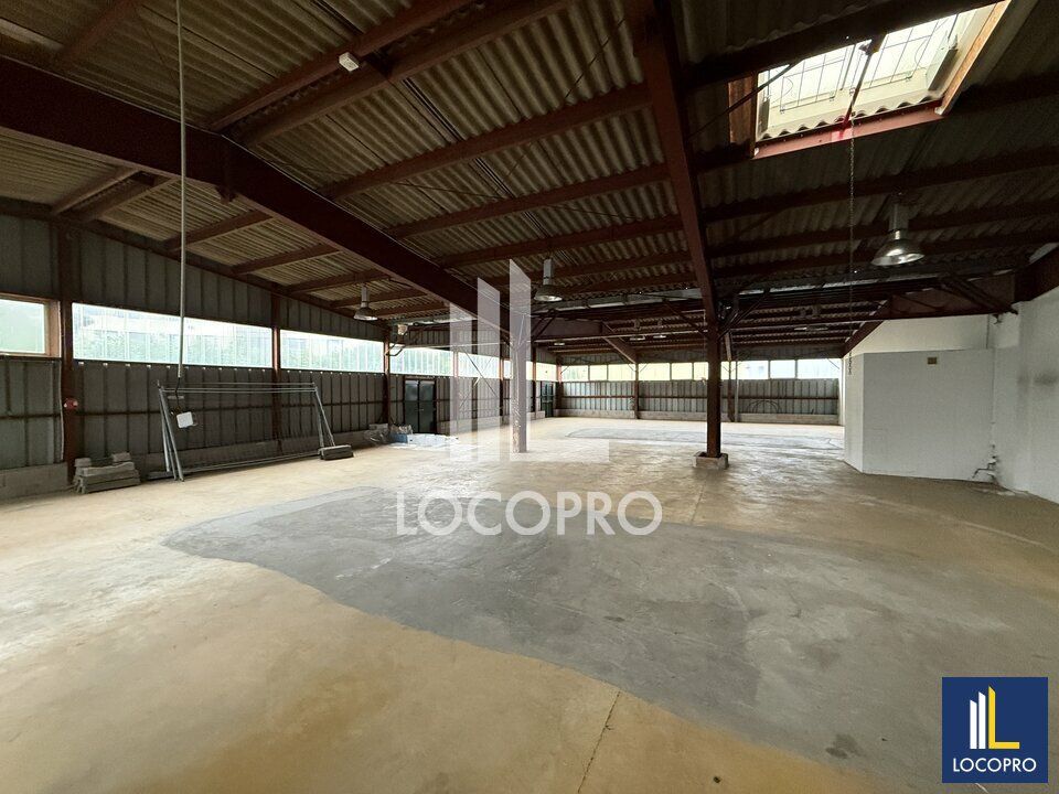 Location local d''activites 915 m² non divisibles