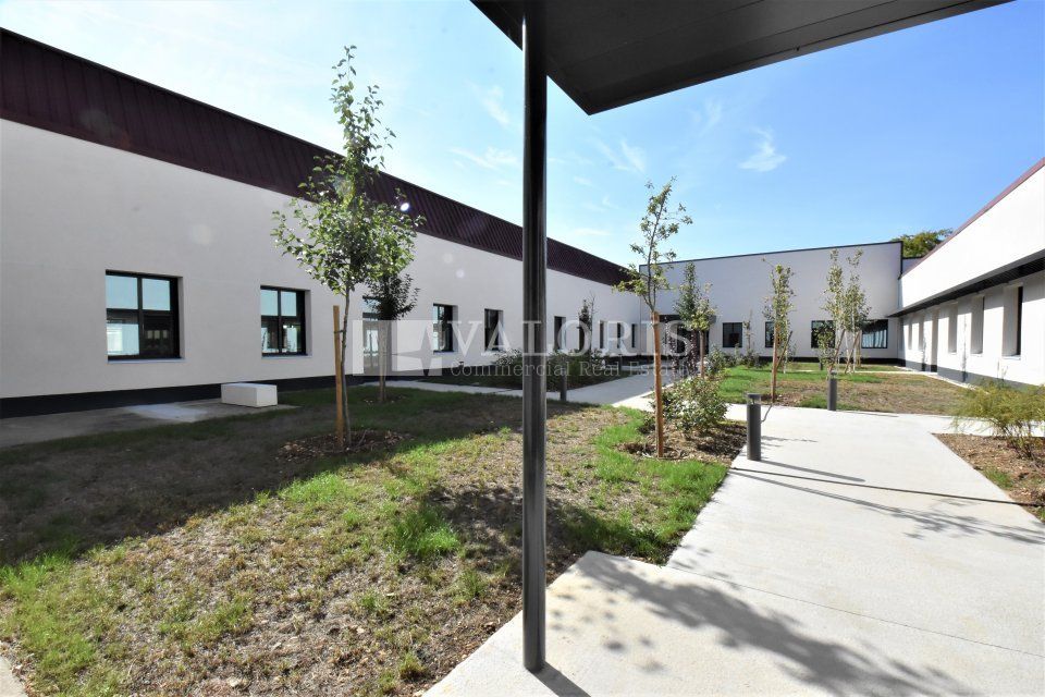 Au sein d'un parc tertiaire situé sur la commune de Vénissieux, VALORIS REAL ESTATE vous propose à la location des bureaux entièrement rénovés au sein d'un bâtiment indépendant.