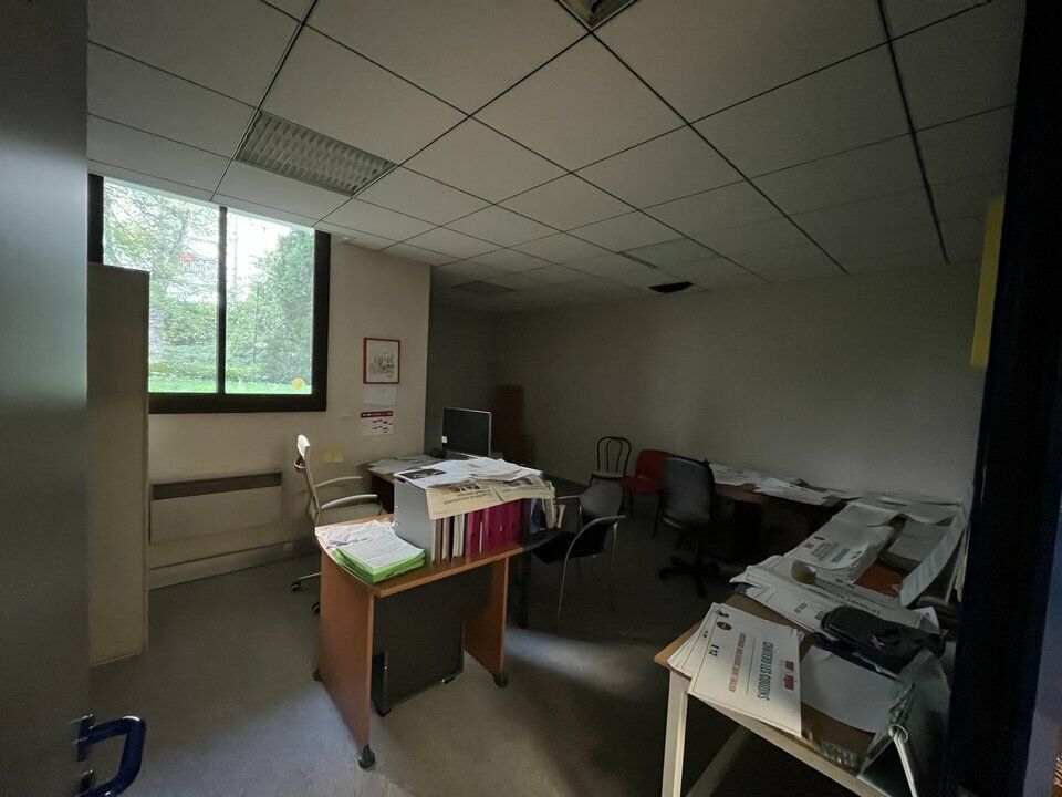 Valoris Real Estate vous propose en exclusivité des murs libres de toute occupation au coeur du 6ème arrondissement, à rénover. Idéal pour une activité de service. Possibilité Parking en sous-sol. Destination bureaux. 