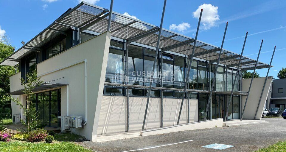 Bruges – Bureaux rénovés 42 m² au sein d'un cabinet d'expertise comptable, avec accès à des espaces communs conviviaux.