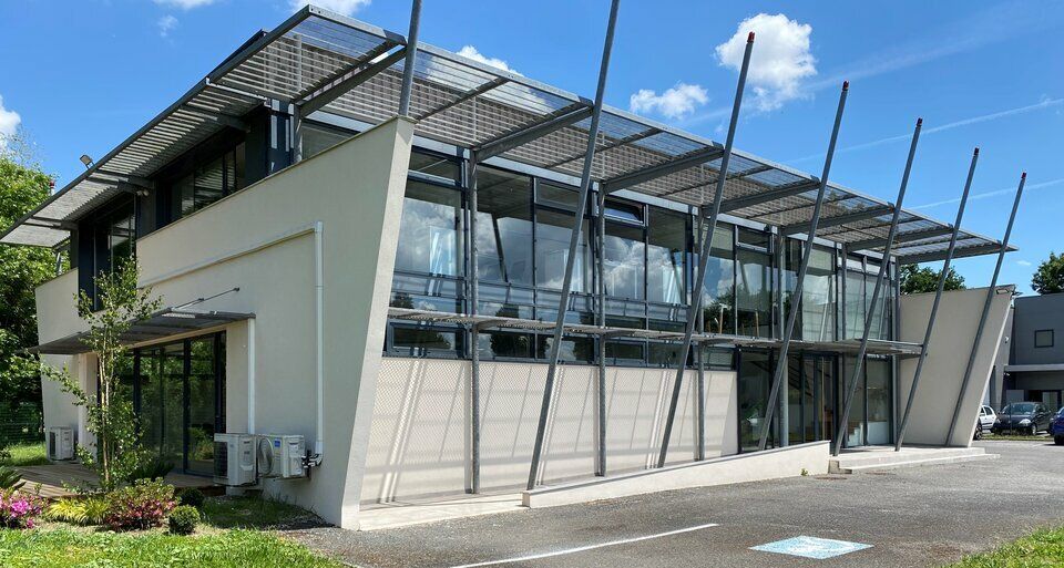 Bruges – Bureaux rénovés de 11m² au sein d'un cabinet d'expertise comptable, avec accès à des espaces communs conviviaux.