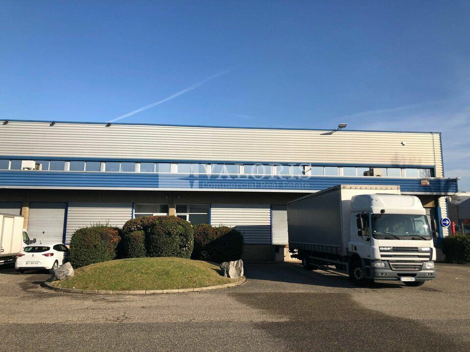 Valoris Real Estate vous propose une rare opportunité d'un local de 1 150 m² dont 950 m² d'entrepôt, comprenant 4 quais et une porte de plain-pied latérale. Emplacement idéale en sortie de Rocade Est en plein coeur de la ZI Mi-Plaine.