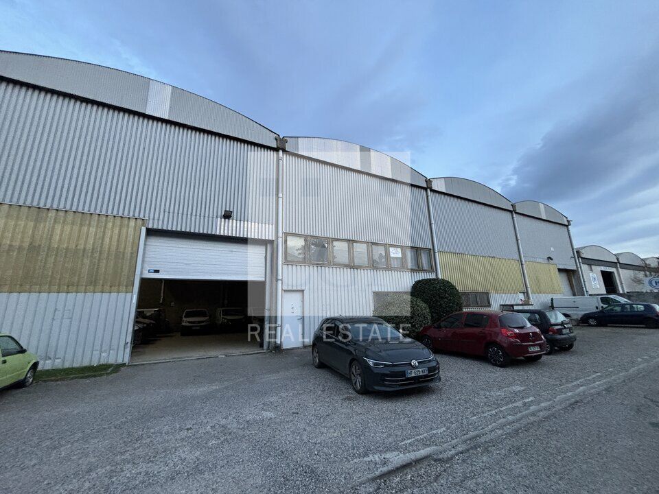 Location local d''activites 700 m² non divisibles