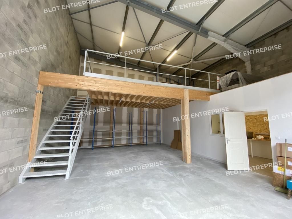 Location entrepôts 150 m² non divisibles