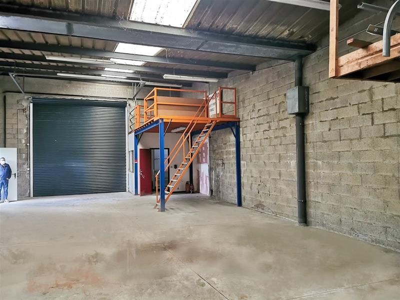 Cellule d'activité de 144 m² avec cour sécurisée