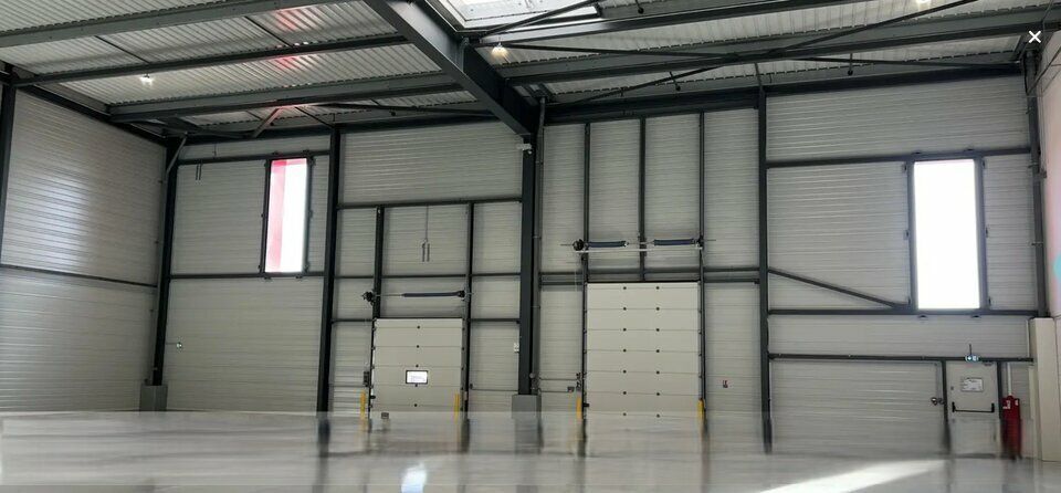 France Locaux vous propose des locaux neufs à louer au sein d'une zone d'activité sécurisée à proximité des axes autoroutiers.