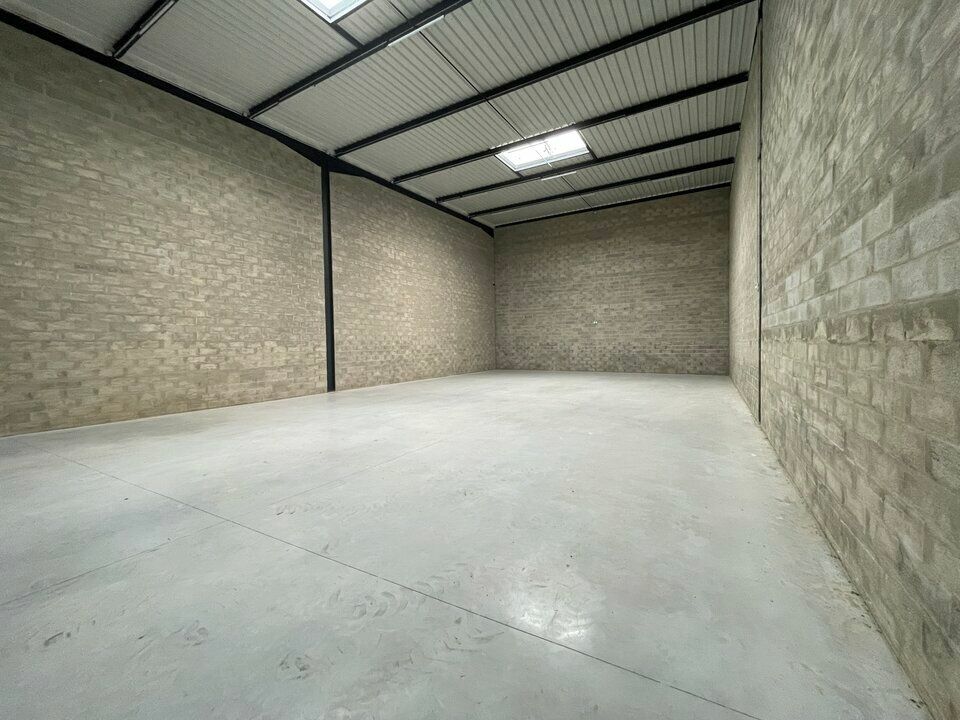 Vente local d''activites 3696 m² divisibles à partir de 264 m²