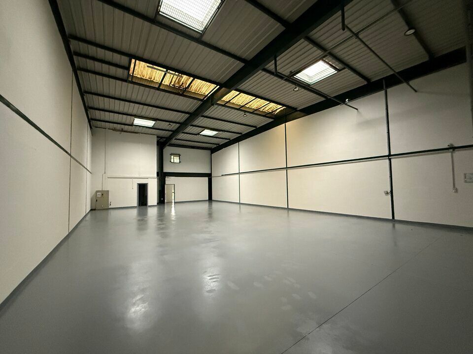 A proximité de l'A104, France Locaux vous propose un local d'activité avec 1 portes sectionnelle et bureaux d'accompagnement au sein d'une zone d'activité sécurisée.