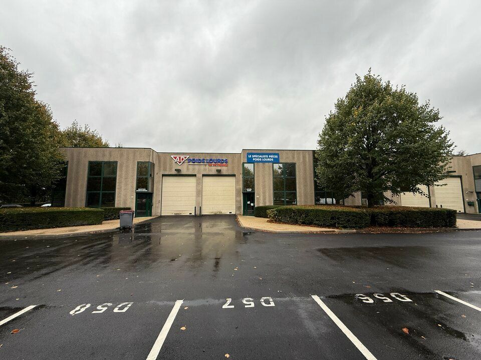 A proximité de l'A104, France Locaux vous propose un local d'activité avec 3 portes sectionnelles et bureaux d'accompagnement au sein d'une zone d'activité sécurisée.