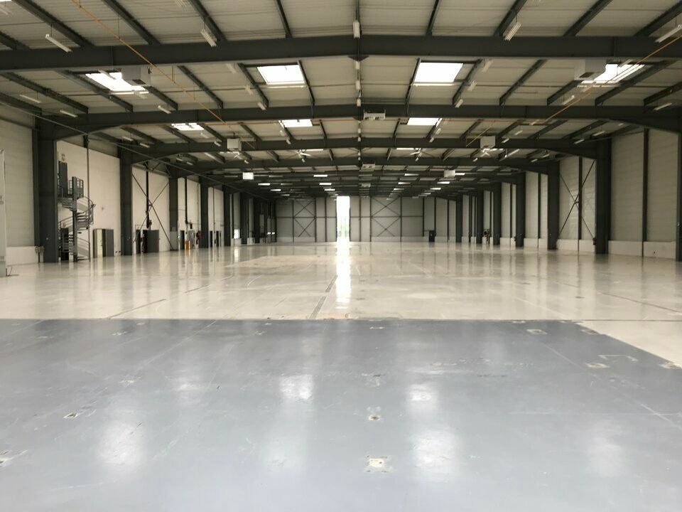 France Locaux vous propose un entrepôt avec bureaux d'accompagnement au sein d'une zone d'actvitité sécurisée à proximité immédiate de l'aéroport Roissy Charles de Gaulle.