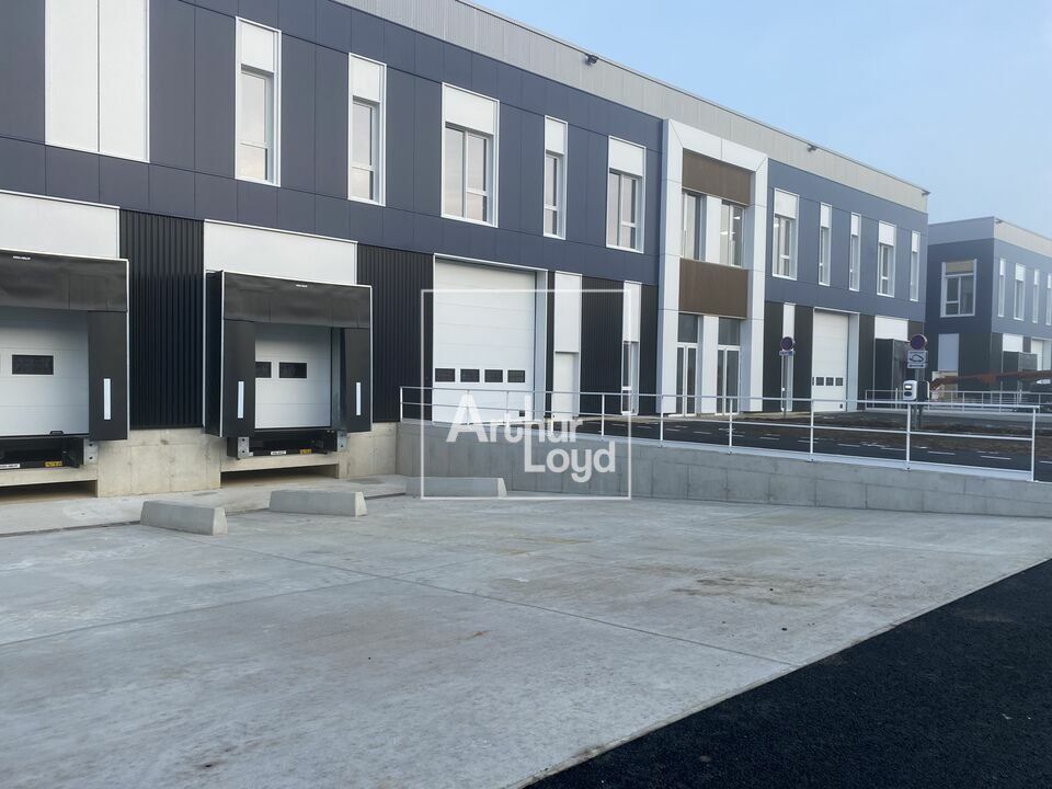 Location local d''activites 10204.7 m² divisibles à partir de 823 m²