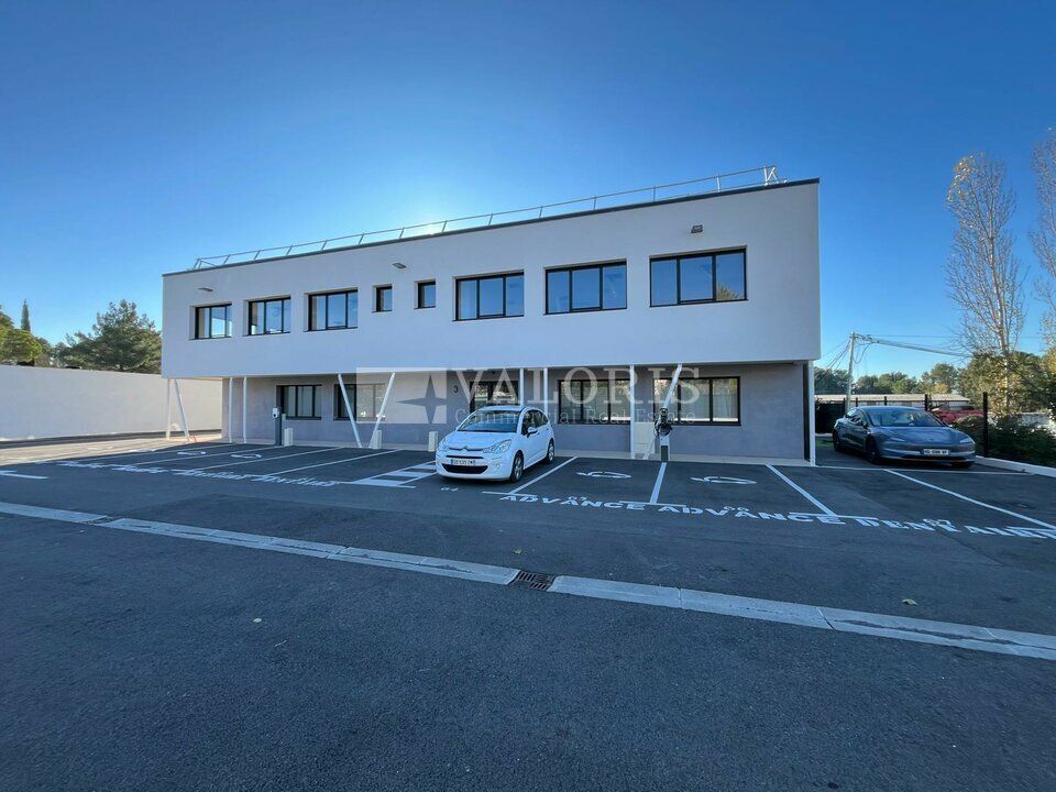 VALORIS MEDITERRANEE vous propose, à la location, 909 m² de bureaux divisibles à partir de 64 m² et 322 m² de commerce dans un programme neuf sécurisé aux belles prestations et proche des axes stratégiques. Belle visibilité! 