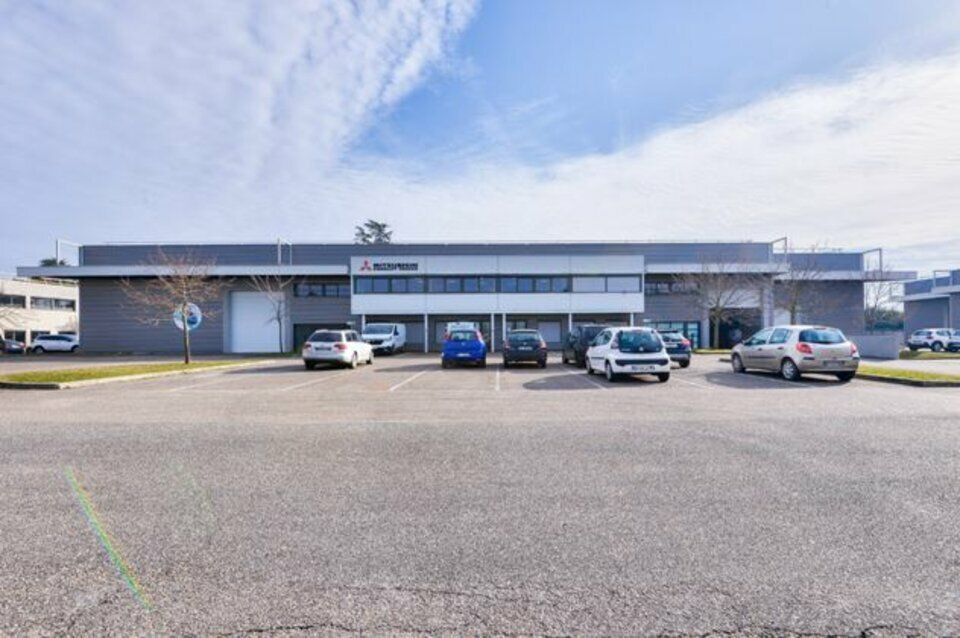 À Louer : Local d'Activités de 1 032 m² à Saint-Priest - Site Clos et Sécurisé
