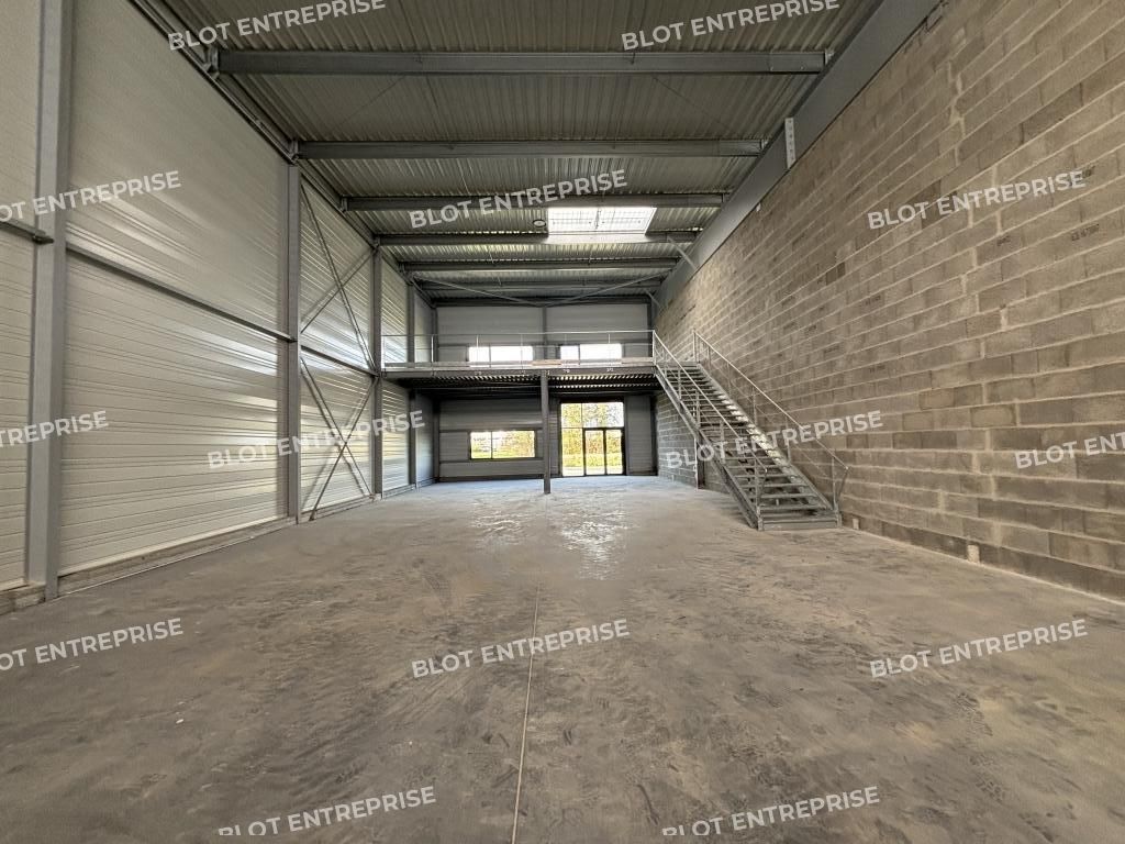 Location entrepôts 318 m² non divisibles