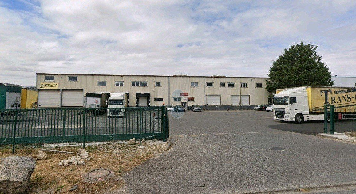 Vente local 2453 m² à ORMES