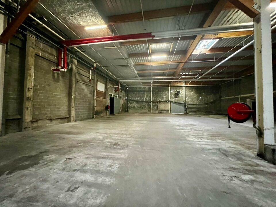 Location local commercial 1892 m² non divisibles