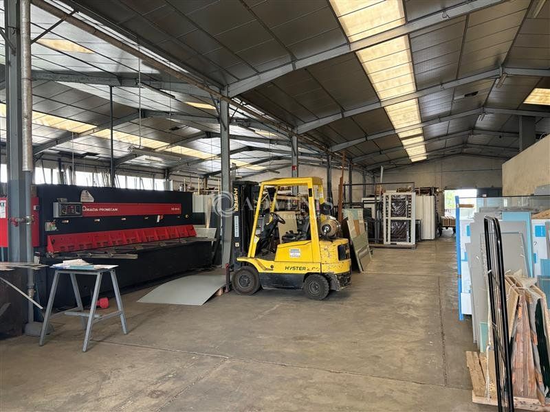 Locaux d'activités d'environ 2 032 m² à vendre à Saint Pierre des Corps