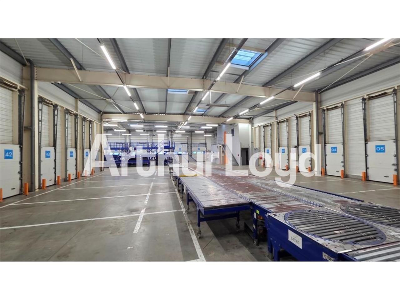 Location local 1980.00 m² à MOUEN