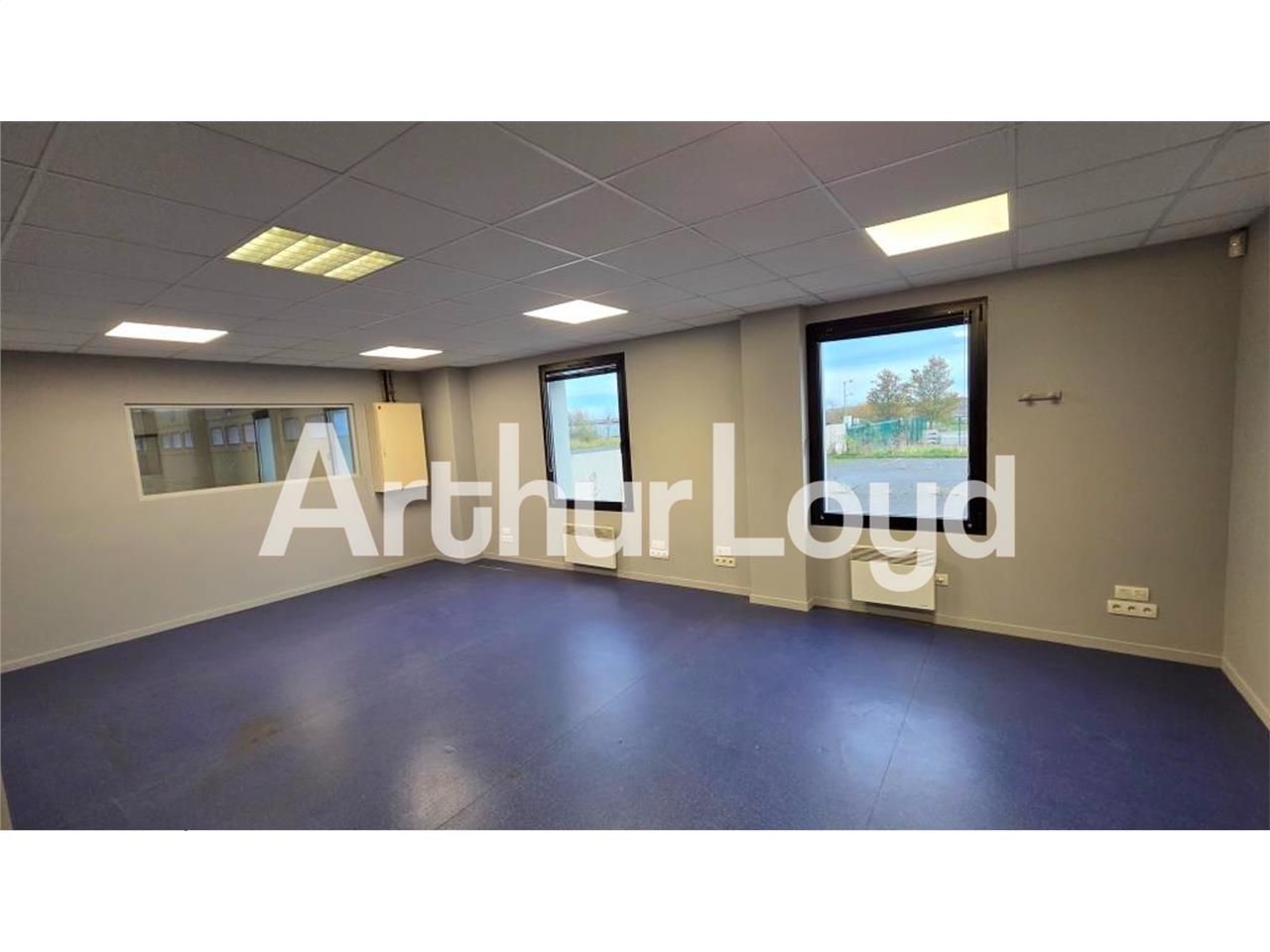 Location local 1980.00 m² à MOUEN