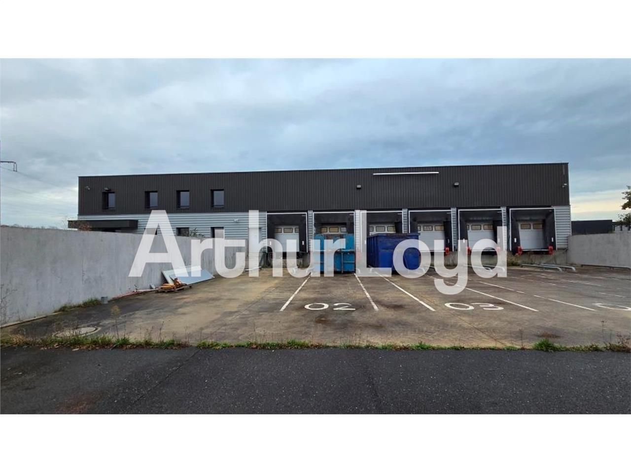 Vente local 1980.00 m² à MOUEN