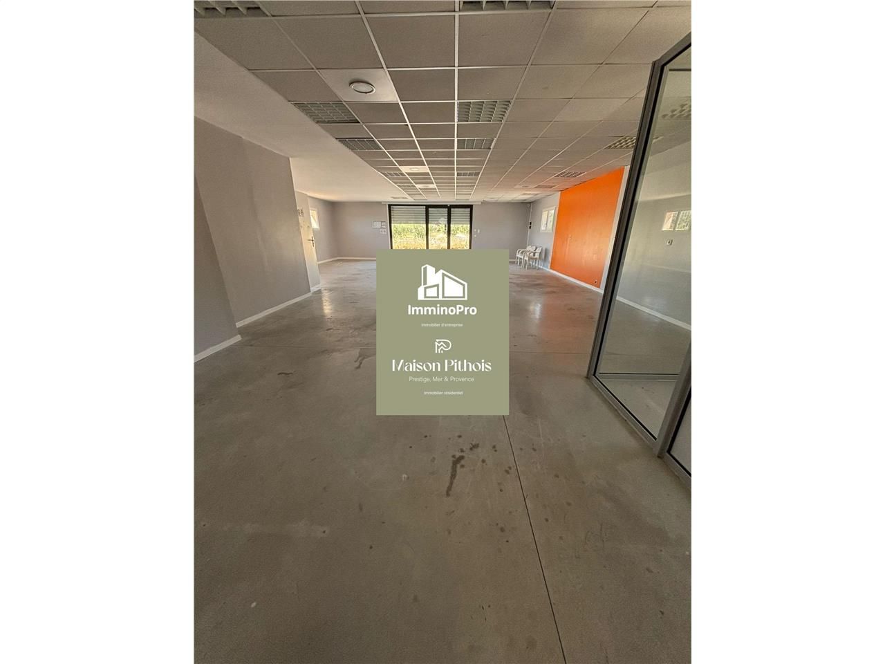 Location local commercial 462 m² à Saint-Cyr-sur-Mer