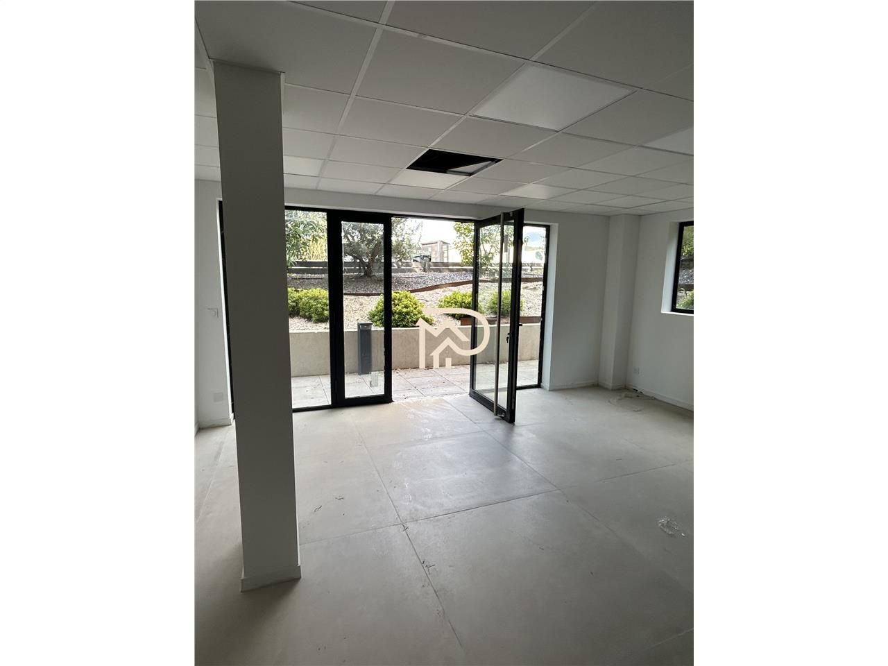 Location local commercial 68 m² à Saint-Cyr-sur-Mer