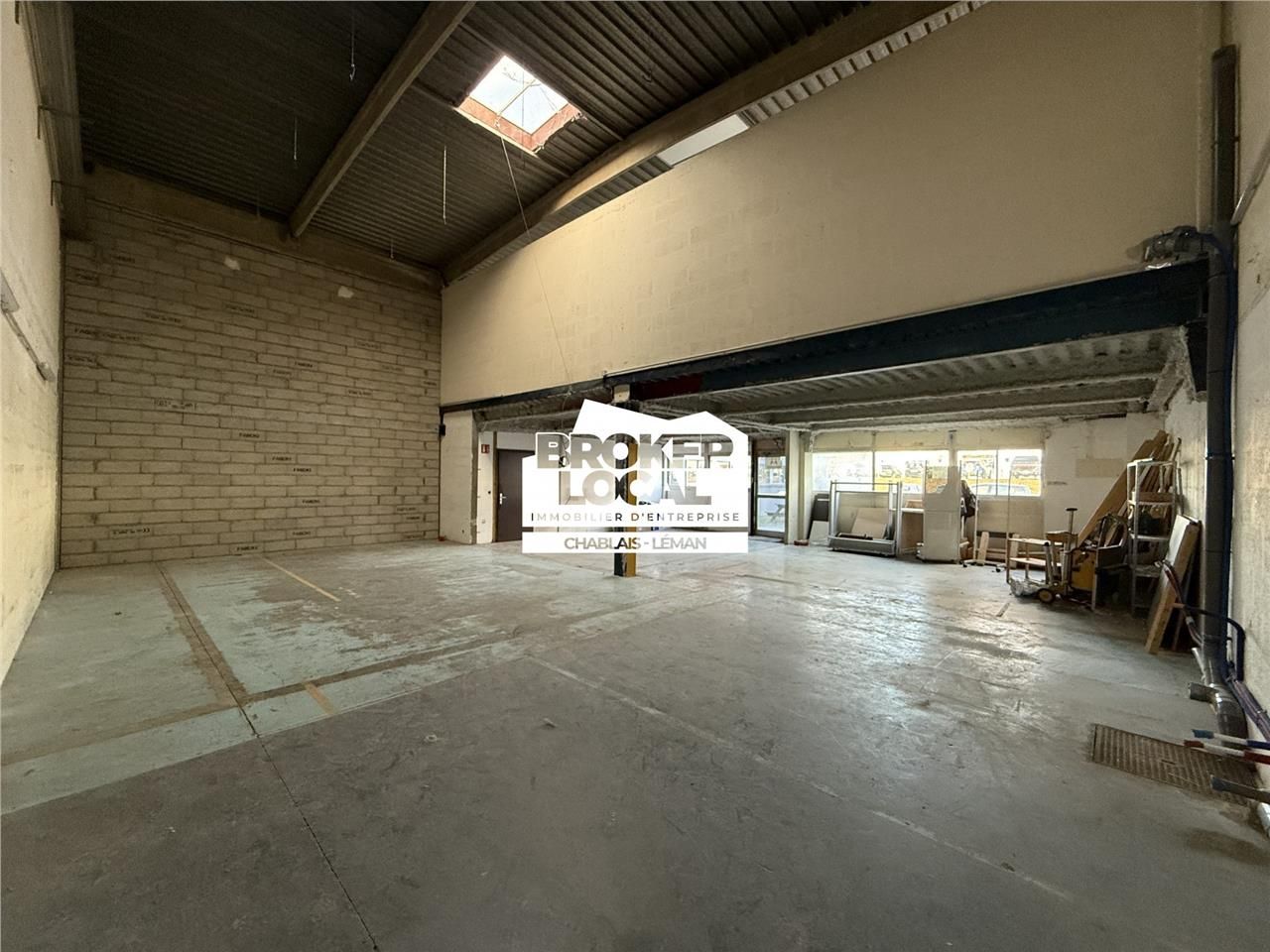 Location local d''activités 212 m² à Ville-la-Grand