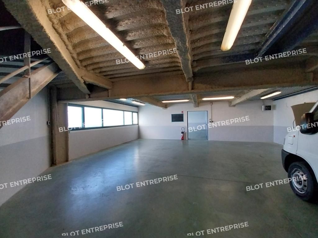 Location entrepôts 266 m² non divisibles
