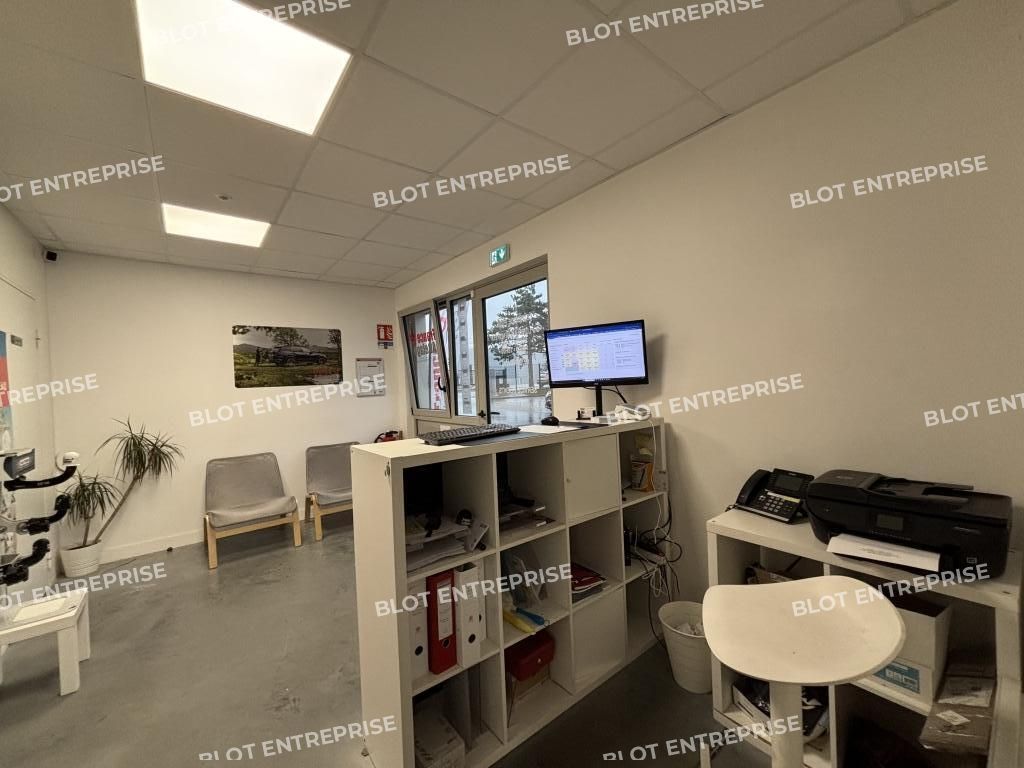 Location entrepôts 247 m² non divisibles